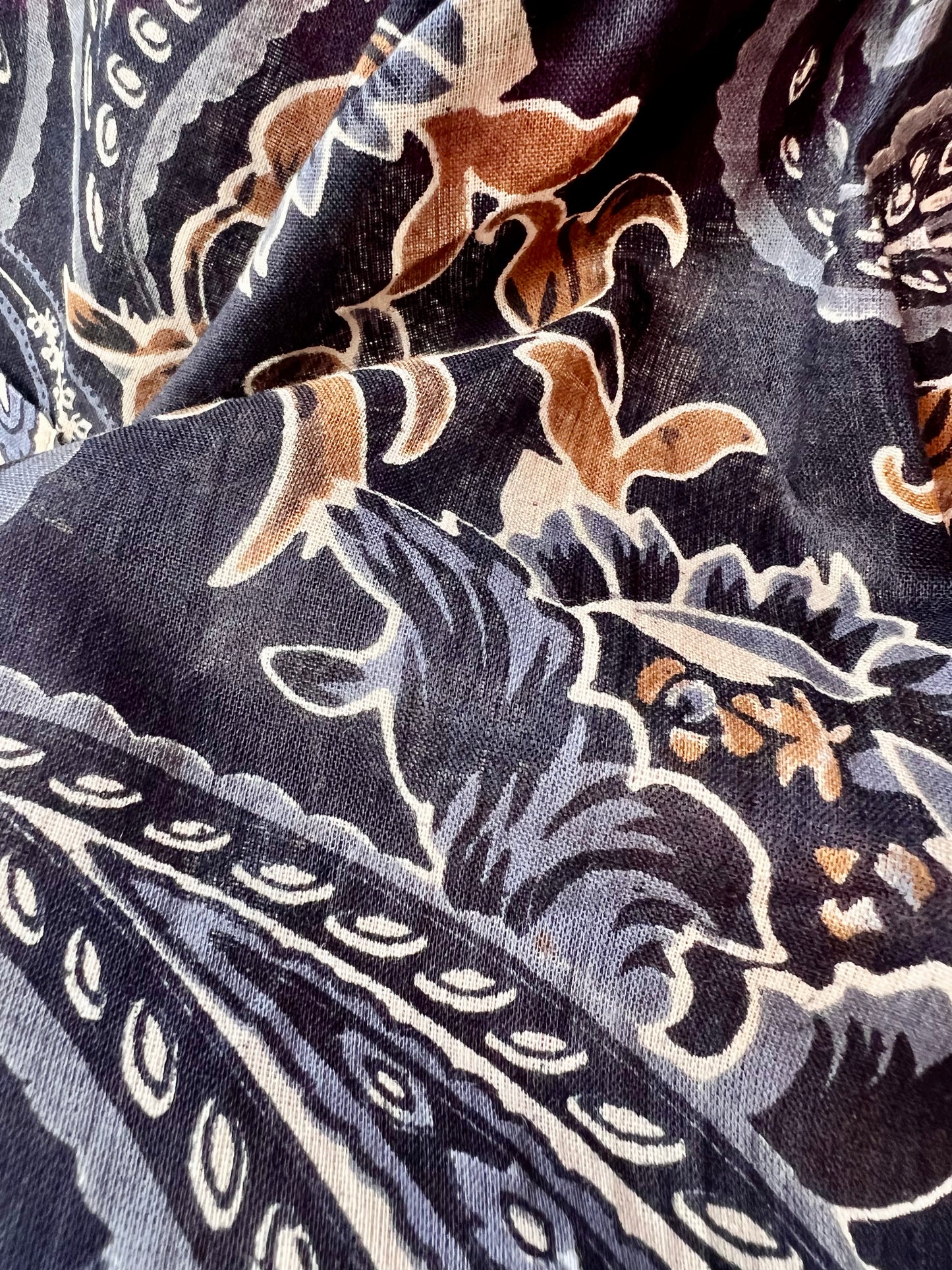 SAIRA Short Sleeve Black Paisley