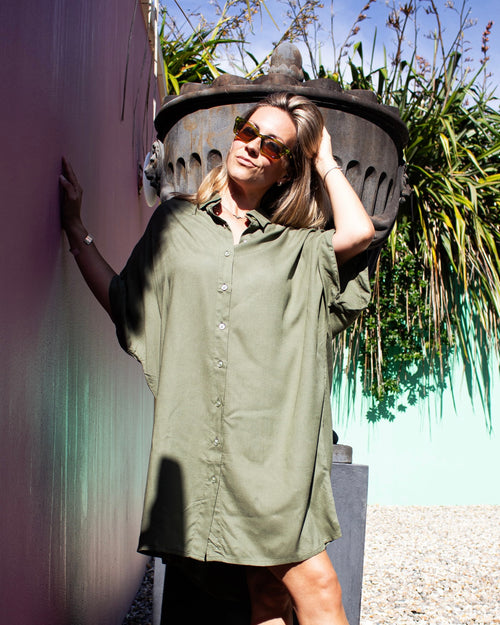 Model wearing ALBA Maxi Shirt Olive