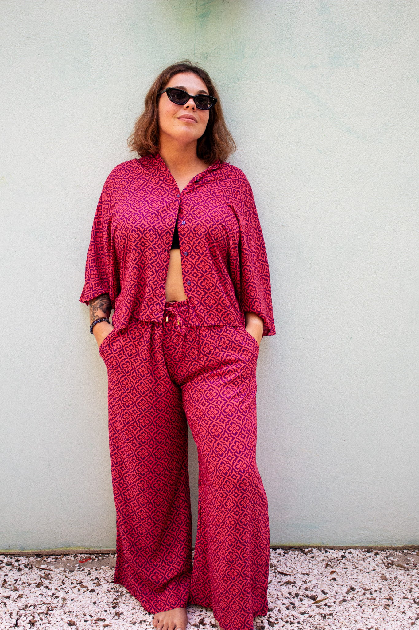Model wearing OLIVIA Pants Violetta with a relaxed fit and wide legs, paired with a matching top and stylish sunglasses — The Cocoon Way