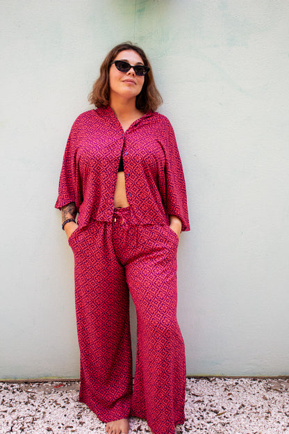 Model wearing OLIVIA Pants Violetta with a relaxed fit and wide legs, paired with a matching top and stylish sunglasses.
